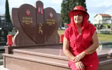 [ẢNH] 40 năm sống chung với màu đỏ của quý bà người Bosnia